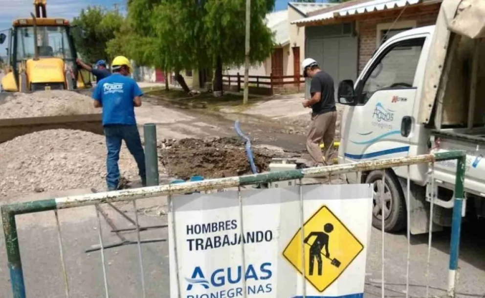 Aguas Rionegrinas está arreglando una cañería y estos son los barrios que podrían quedarse sin agua hoy 