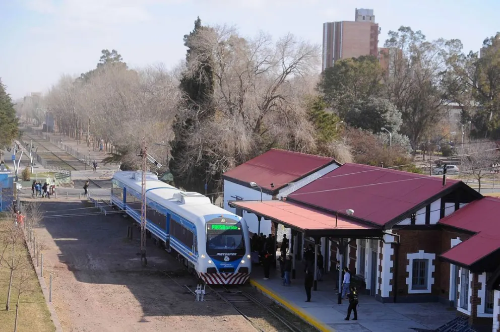 El Tren del Valle, opera sobre las vías del Ferrocarril Roca. 