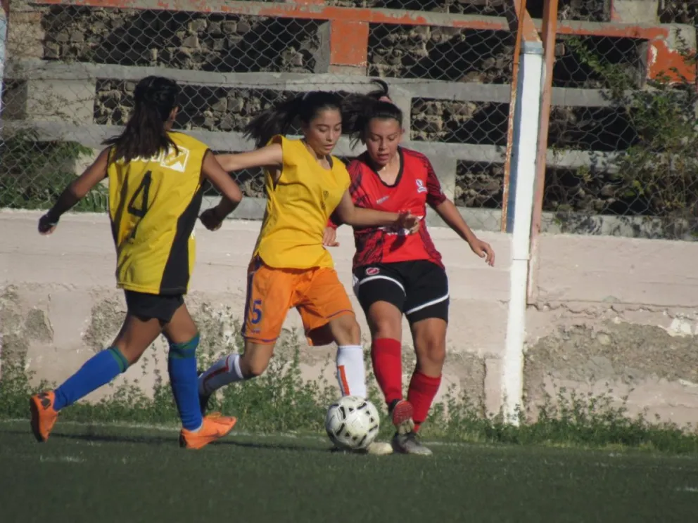 Se viene un encuentro de fútbol femenino por el #8M 