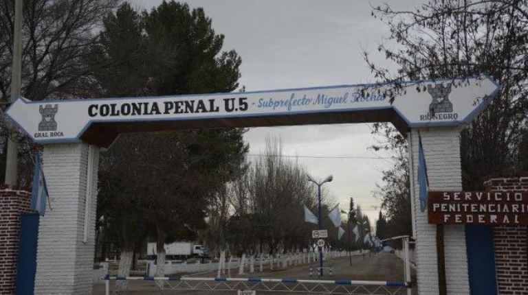 Saltó el cerco perimetral, ingresó droga a la Colonia Penal y lo atraparon los canes de la policía