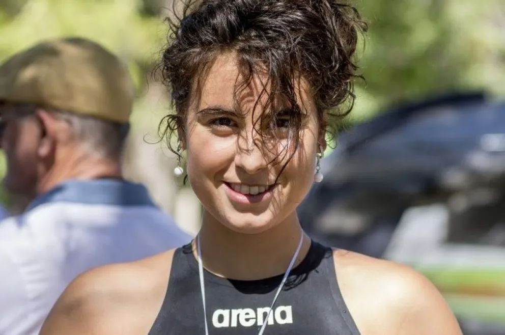 Piden un reconocimiento para la roquense Daira Marín, nadadora de aguas abiertas