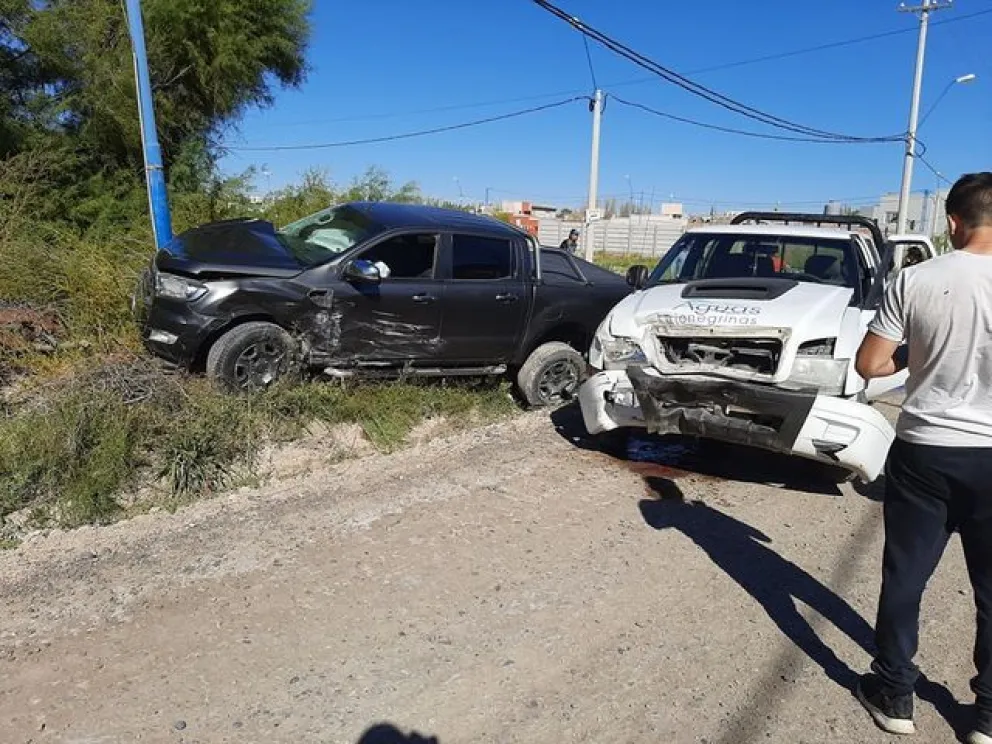 Tremendo golpe: Una camioneta de Aguas Rionegrinas chocó contra una Ford Ranger