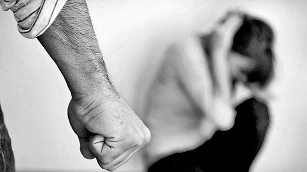 Insólito: le pegó un balazo a su marido golpeador y este la demandó ante la Justicia