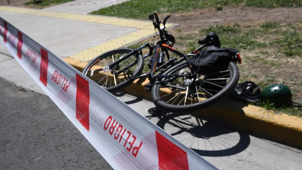 Repudiable: Atropelló a un abuelo que iba en bicicleta y lo dejó tirado en pleno centro 
