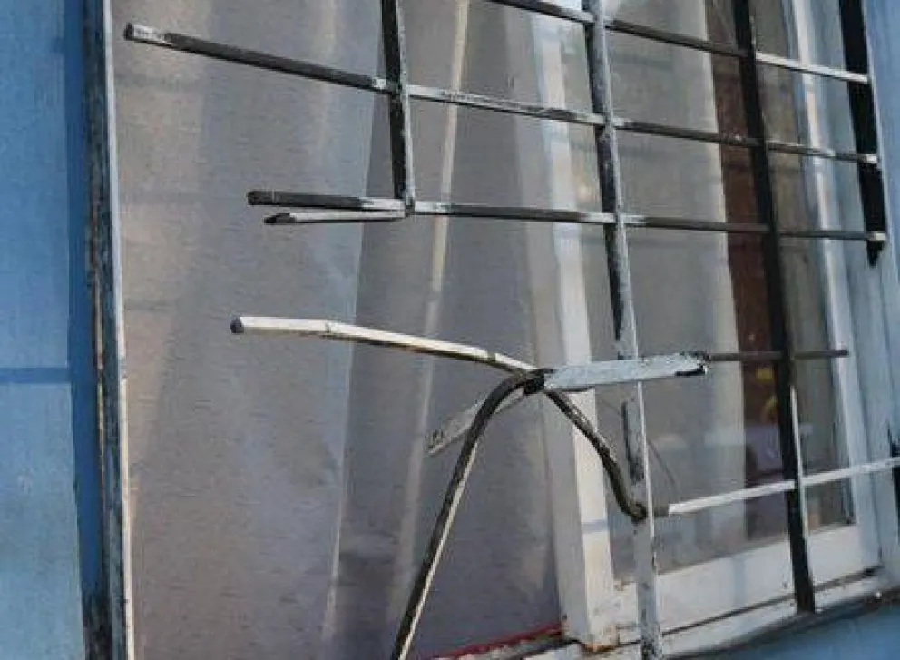 Delincuentes rompieron una ventana y asaltaron a una abuela en plena tarde