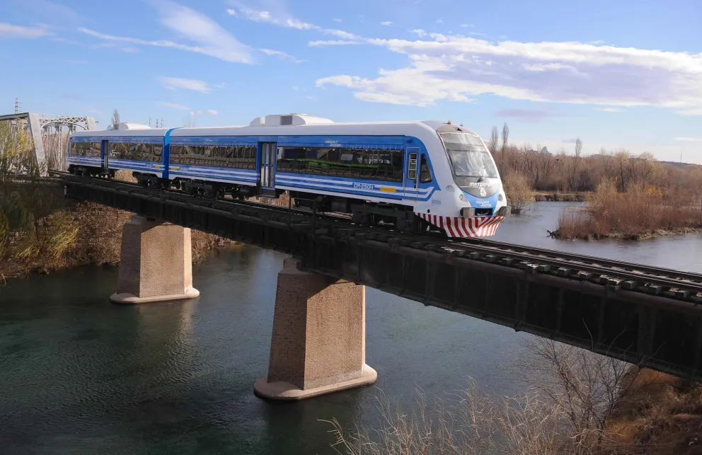 Los cargamentos cruzan el puente, pero los pasajeros no pueden usar el Tren del Valle