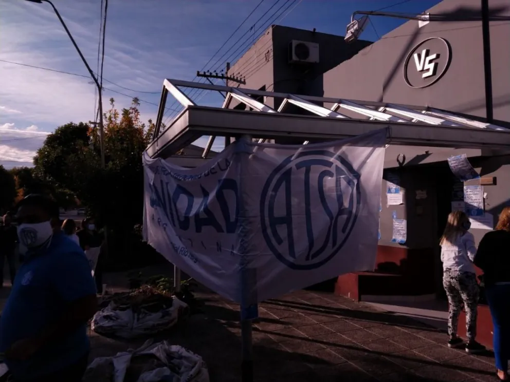 San Cirano ya adeuda alrededor de 14 millones de pesos a sus trabajadores y el acampe continúa