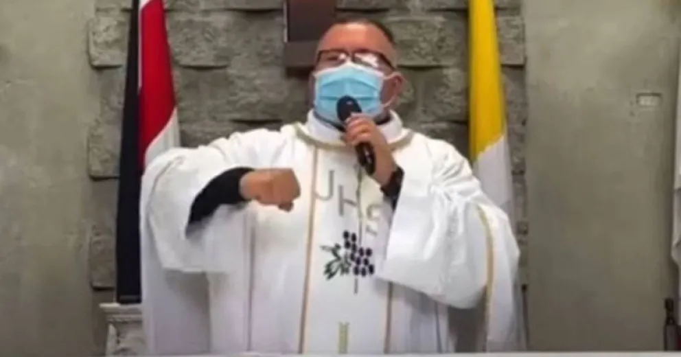 La canción viral del coronavirus de un sacerdote: "Hay covid pa'ti hay covid pa'mi"
