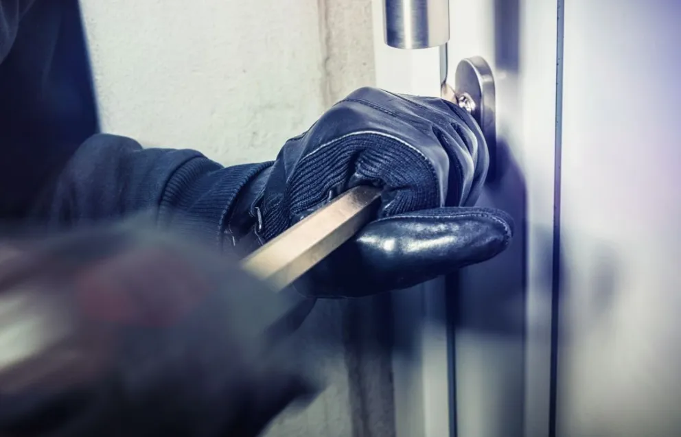 Se hicieron pasar por policías y se robaron hasta las llaves de la casa 