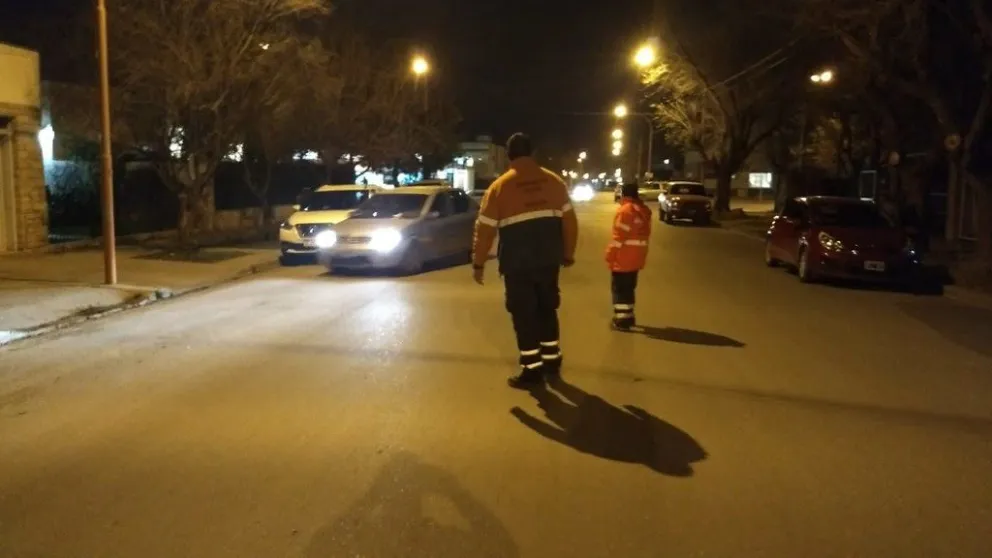 La noche terminó mal: Lo pararon para un control, agredió a la policía y se encerró en el auto 