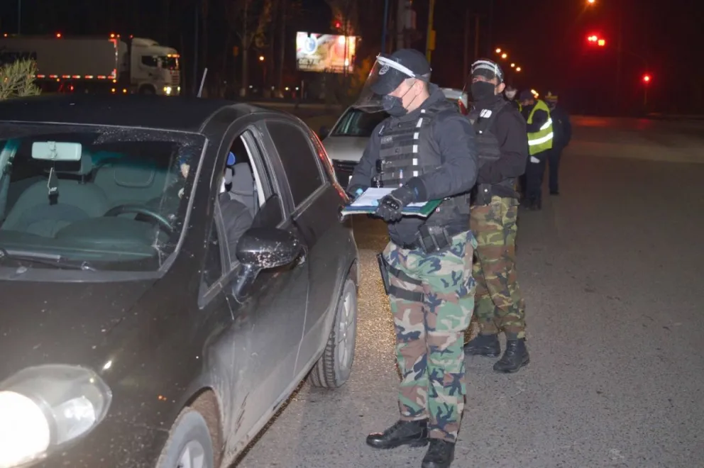 Madrugada complicada: una conductora intentó herir a la policía y escapar de una persecución 