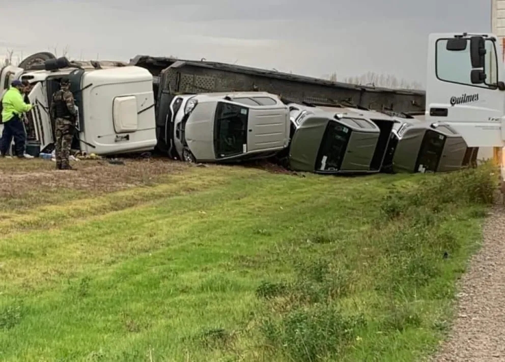 Accidente fatal en la Ruta 22: Murió un hombre luego de chocar contra un camión 