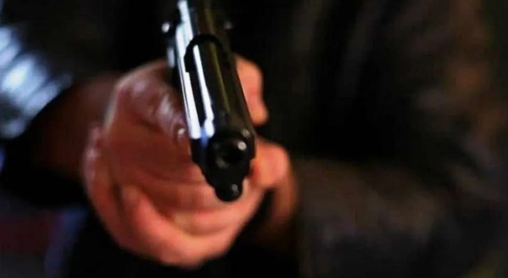 Tenía órden de restricción y merodeaba el domicilio con un arma de fuego