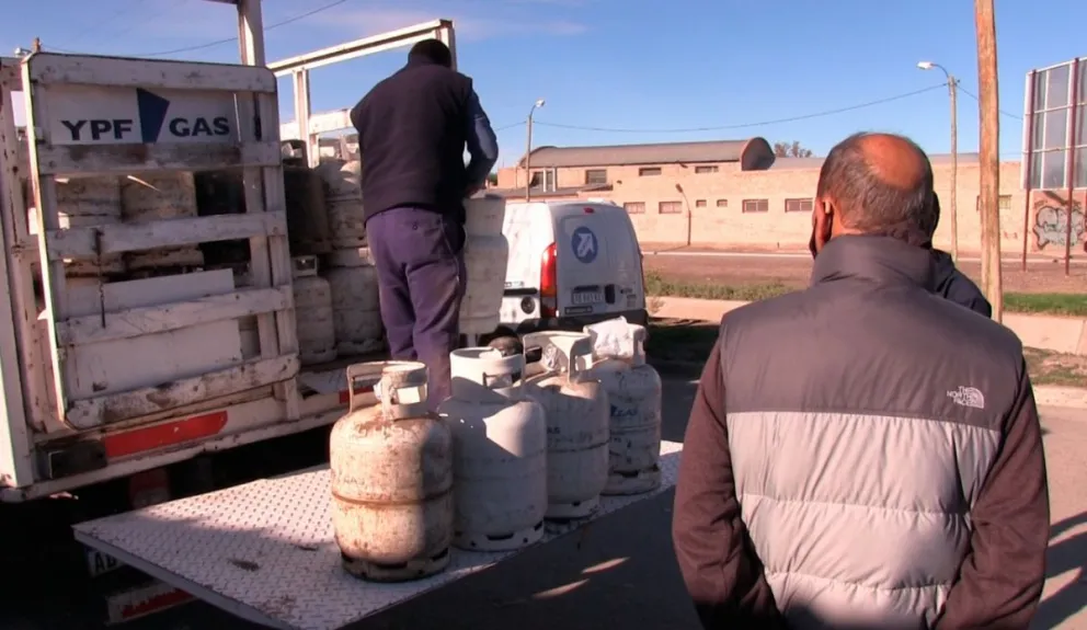 Comienza el cronograma de reparto de leña y garrafa por los barrios