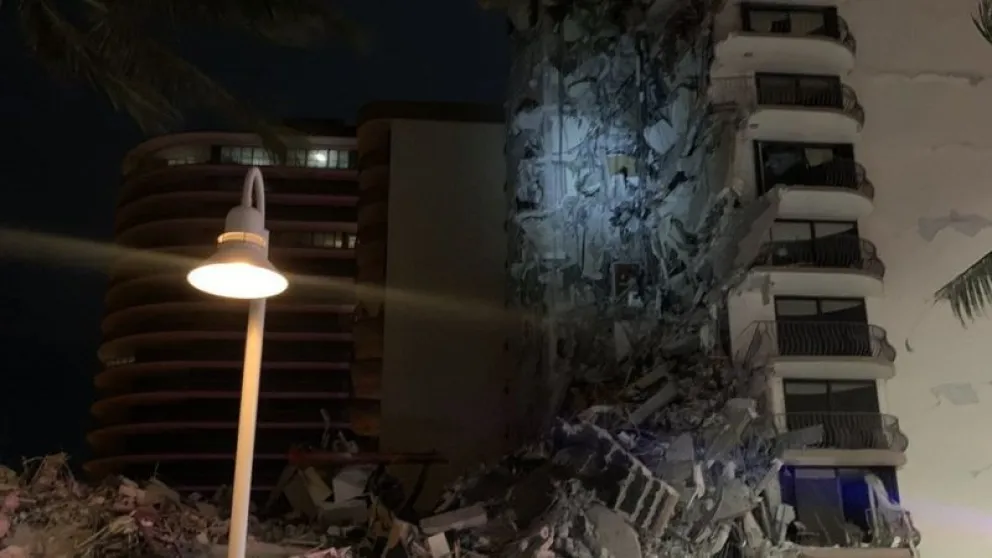 Video: dramático derrumbe de un edificio de más de 100 departamentos en Miami