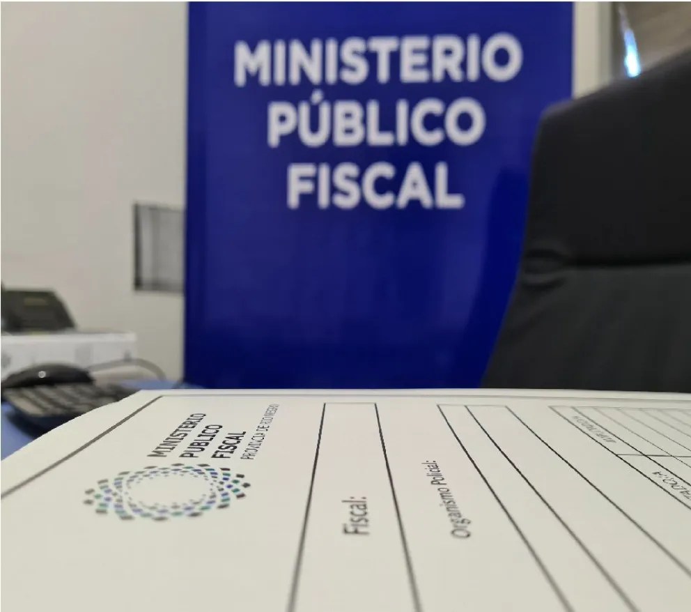 El policía acusado por violencia de género enfrentará un juicio oral en Roca, tras confirmarse la acusación por lesiones graves y uso de arma de fuego. Foto: ilustrativa ANR.