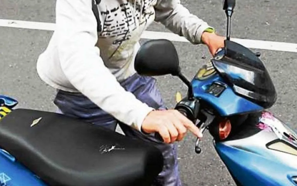 Robó una moto, huyó y terminó estampado contra un poste