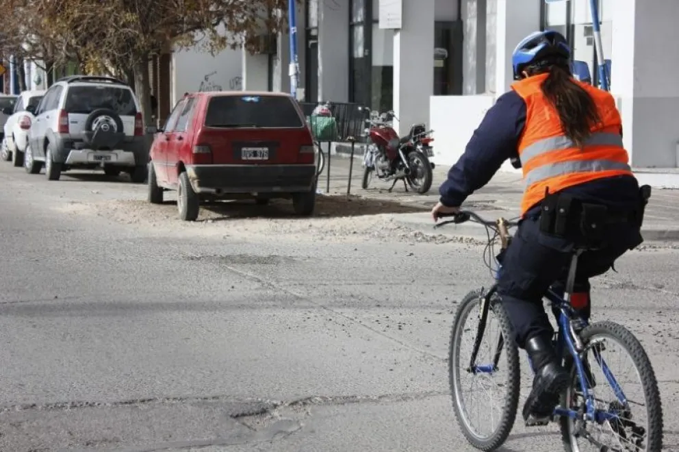 Un joven agredió a un policía que caminaba por el centro y terminó con una causa judicial 