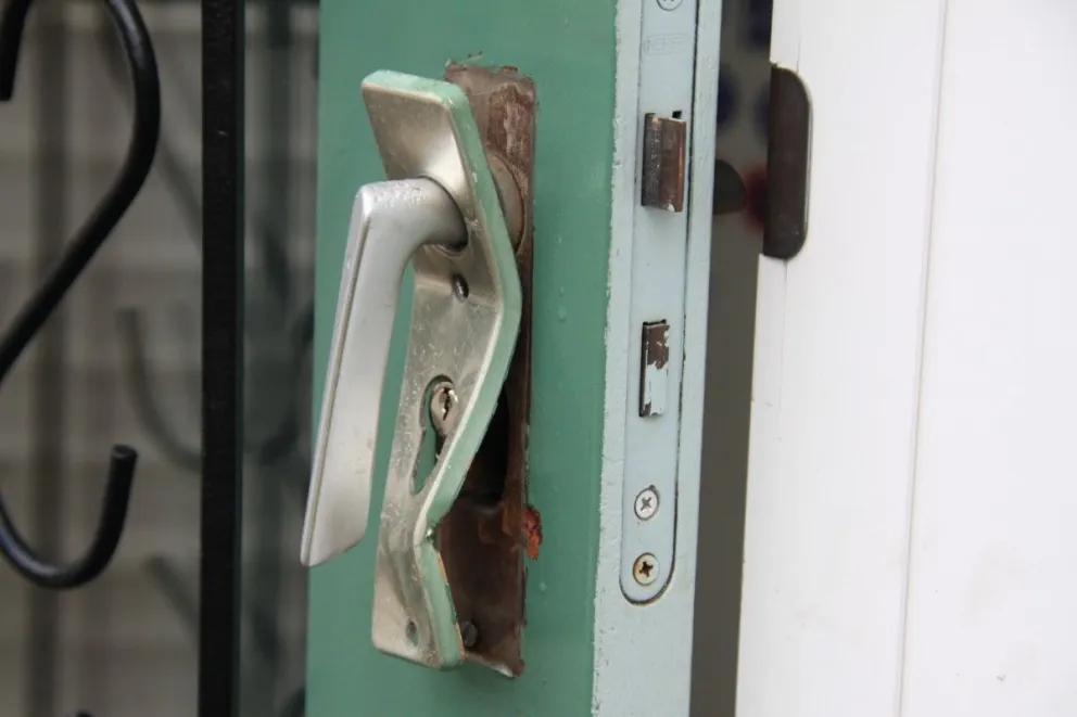 Golpearon a los perros y barretearon la puerta para desvalijar una casa 